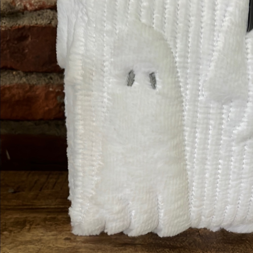 Martha Stewart White Ghostly Throw - Picture 4 of 5